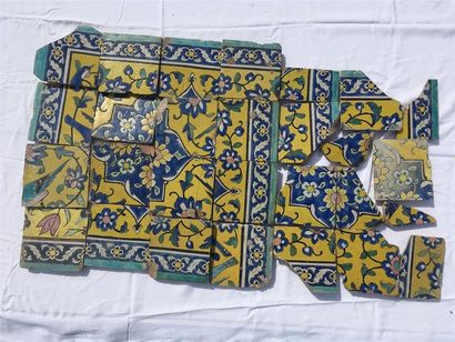 Iran, XIXe siècle. 
Carreaux qâdjârs au médaillon...