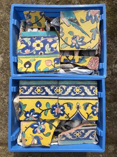 Iran, XIXe siècle. 
Carreaux qâdjârs au médaillon...