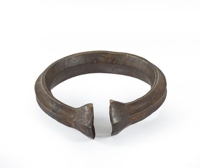 NIGERIA, Yorouba 
Torque manille en bronze...