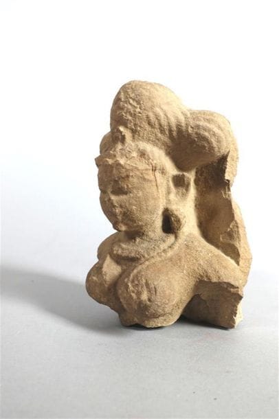 INDE
Buste de divinité féminine en grès.
Haut....