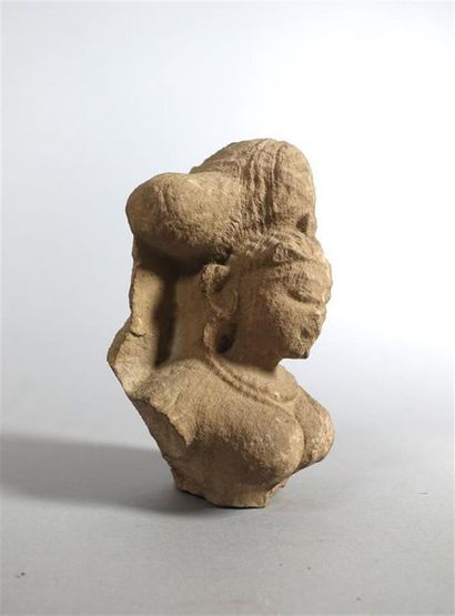 INDE
Buste de divinité féminine en grès.
Haut....