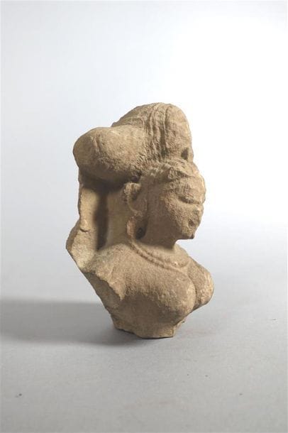 INDE
Buste de divinité féminine en grès.
Haut....