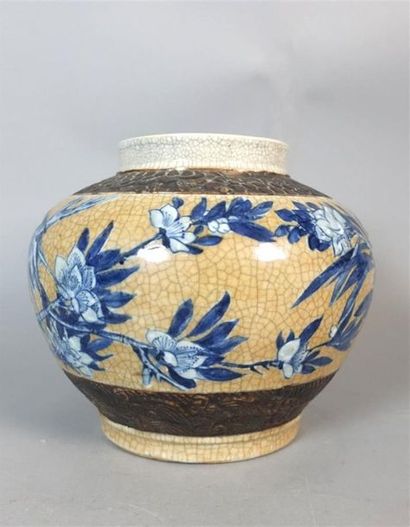CHINE, Nankin - XIXe siècle
Pot en porcelaine...
