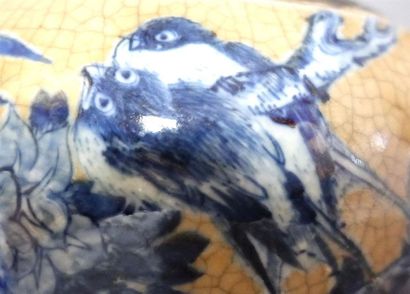 CHINE, Nankin - XIXe siècle
Pot en porcelaine...