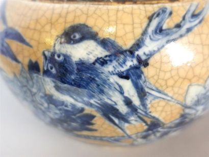 CHINE, Nankin - XIXe siècle
Pot en porcelaine...