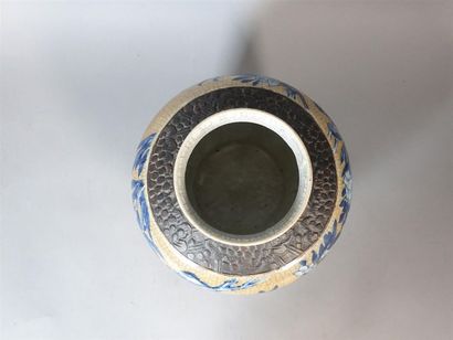CHINE, Nankin - XIXe siècle
Pot en porcelaine...