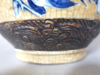 CHINE, Nankin - XIXe siècle
Pot en porcelaine...
