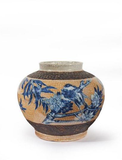 CHINE, Nankin - XIXe siècle
Pot en porcelaine...