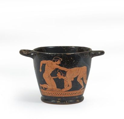VASE en forme de SKYPHOS. Terre cuite vernissée...