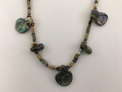 Époques antiques diverses. 
Collier composé...
