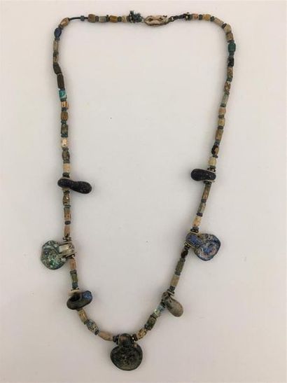 Époques antiques diverses. 
Collier composé...