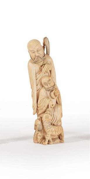 CHINE - Circa 1940
Groupe en ivoire sculpté...