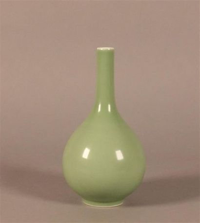 CHINE - Moderne
Vase soliflore en porcelaine...