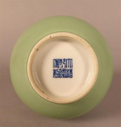 CHINE - Moderne
Vase soliflore en porcelaine...