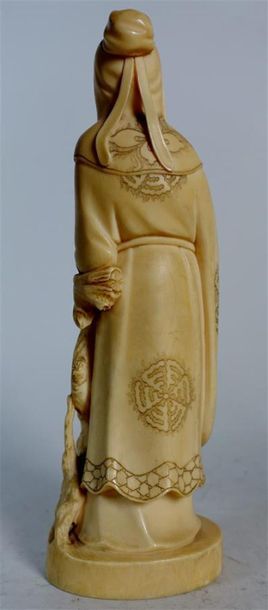 JAPON - Circa 1940
Groupe en ivoire sculpté...