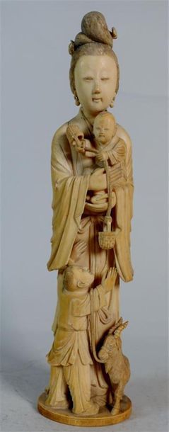 CHINE - Circa 1940
Groupe en ivoire sculpté...