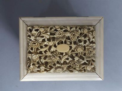 CHINE, Canton - XIXe siècle
Coffret à bijoux...