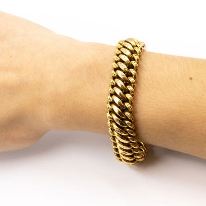 Bracelet en or jaune (750) à maille entrelacée.
Fermoir...