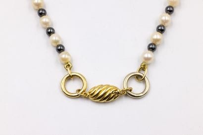 Collier alterné de perles de cultures blanches...