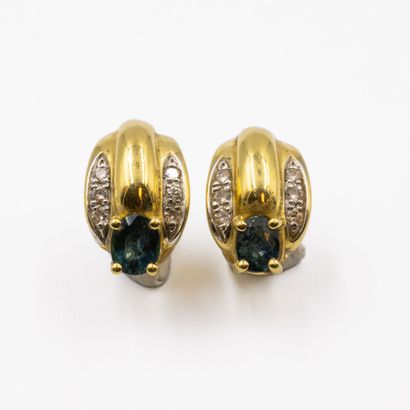 Paire de puces d'oreille en or jaune (750)...