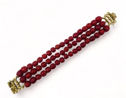 Bracelet composé de boules de corail facettées.
Fermoir...
