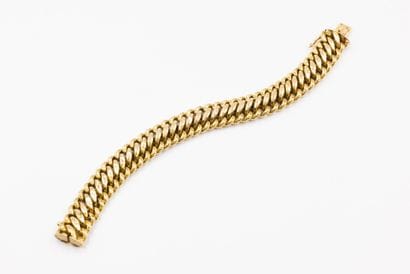 Bracelet en or jaune (750) à maille entrelacée.
Fermoir...