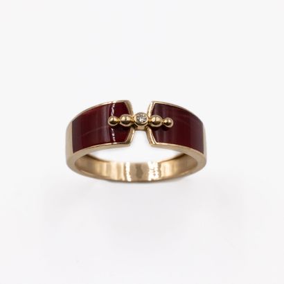 Bague en or jaune (750) à décor émaillé rouge...