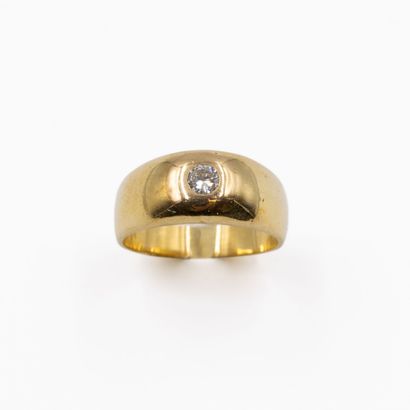 Bague jonc en or jaune (750) centré d'un...