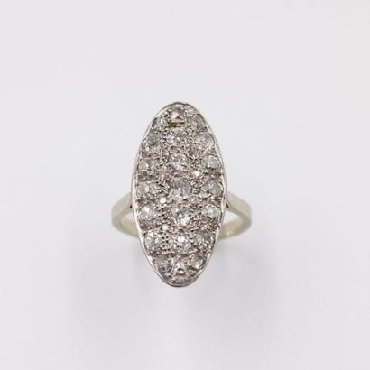 Bague marquise en or grise (750) et platine...