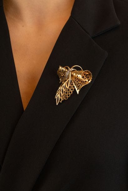 Broche à décor de feuille et volute en or...