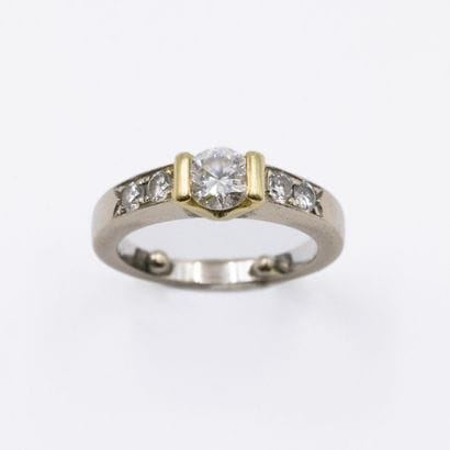 Bague en ors jaune et gris (750) centrée...