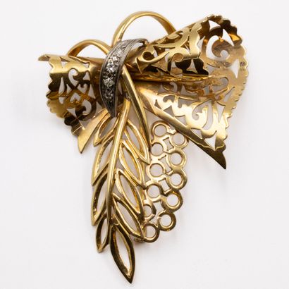 Broche à décor de feuille et volute en or...