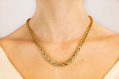Collier à maille palmier en or jaune (750).
Fermoir...