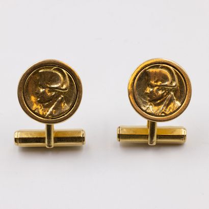 Paire de boutons de manchettes en or jaune...