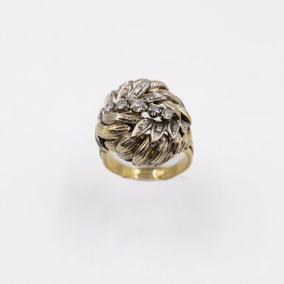 Bague en or jaune (750) à décor de feuillages...