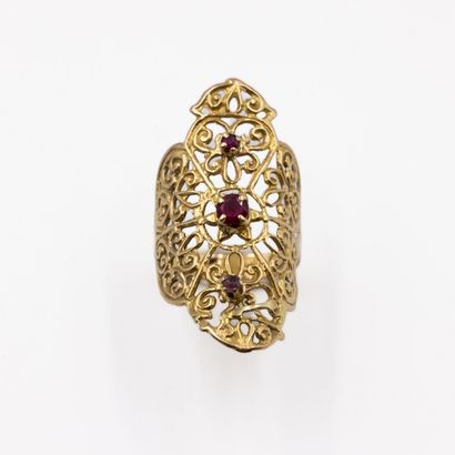 Bague en or jaune (750) ornée de volutes...