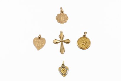 Cinq pendentifs en or (750).
Poids total...