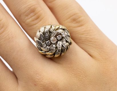 Bague en or jaune (750) à décor de feuillages...