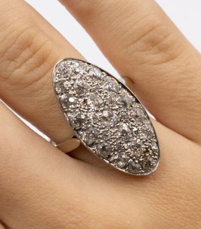 Bague marquise en or grise (750) et platine...