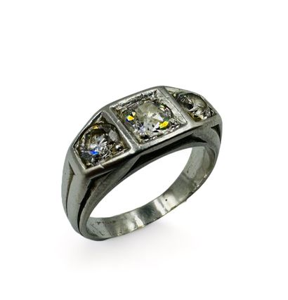 Bague en platine (850) ornée de trois diamants...