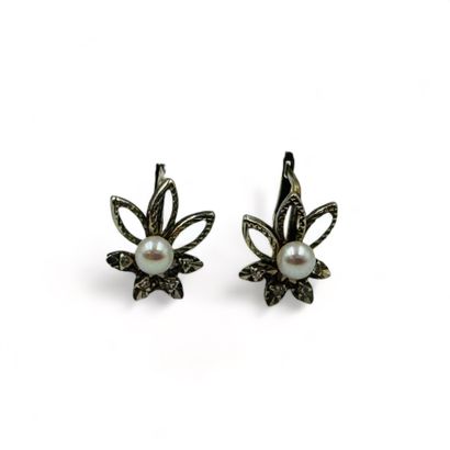 Paire de boucles d'oreilles en or gris (750)...