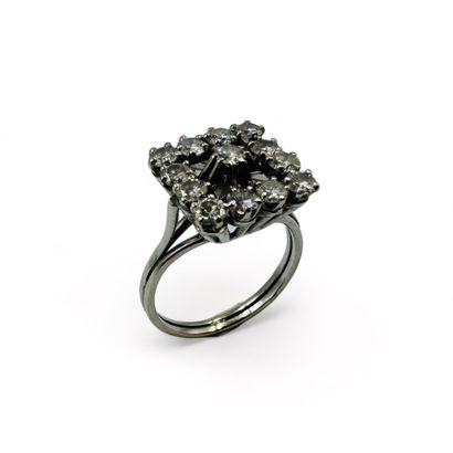 Bague en or gris (750) à chaton carré serti...