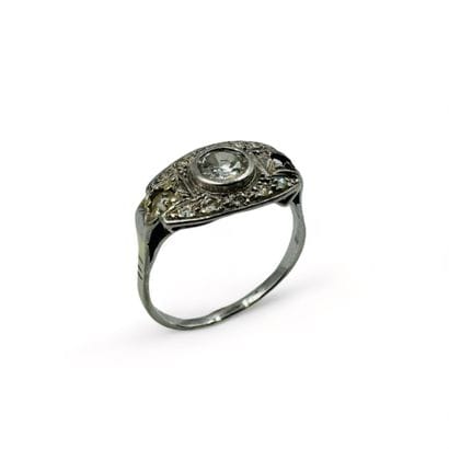 Bague en or gris (750) centrée d'un diamant...