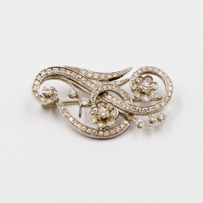 Broche en or gris (750) à décor de volutes...