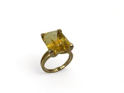 Bague en or jaune (750) sertie d'une citrine...