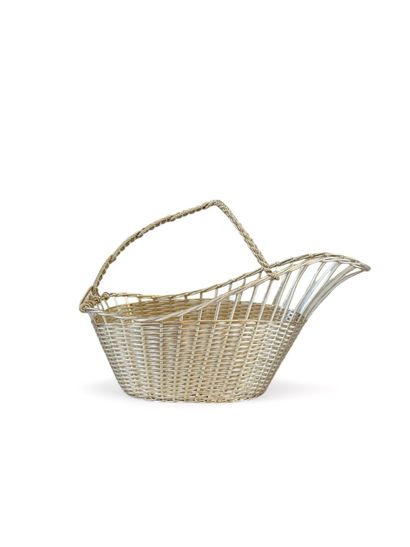 Corbeille en métal argenté.
H. : 20 cm.