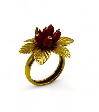 Bague en or jaune (750) figurant une fleur...
