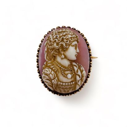 Broche en or jaune (750) ornée d'un camée...