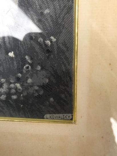 L. KOWALSKY

Woman's round 

Signed fabric...