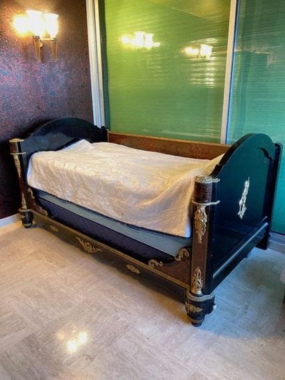 Veneer bed and Boulle type marquetry,

Chiseled...